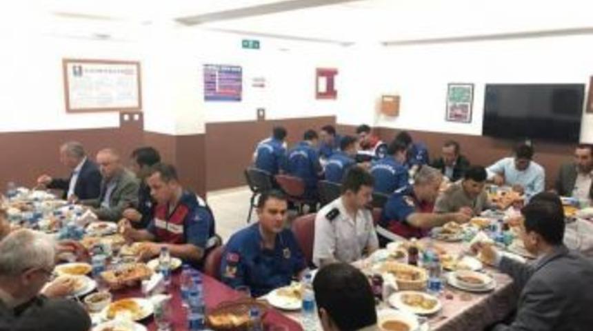 Silah Arkadaşları Unutmadı Astsubay &Ouml;zberk İ&ccedil;in G&ouml;rev Yaptığı İl&ccedil;ede İftar Programı D&uuml;zenlendi