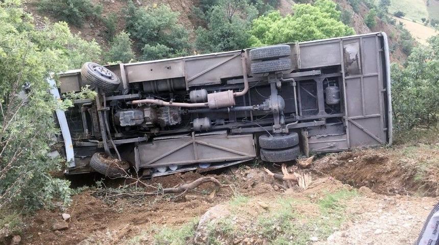 Manisa&rsquo;da İş&ccedil;i Servisi Şarampole Yuvarlandı: 7 Yaralı