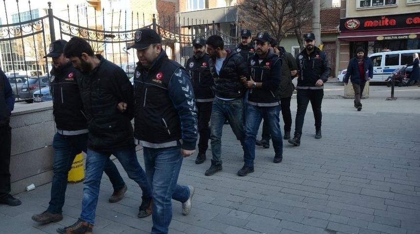 Uyuşturucu Satıcıları Bonzai Ve Haplarla Birlikte Yakalandı