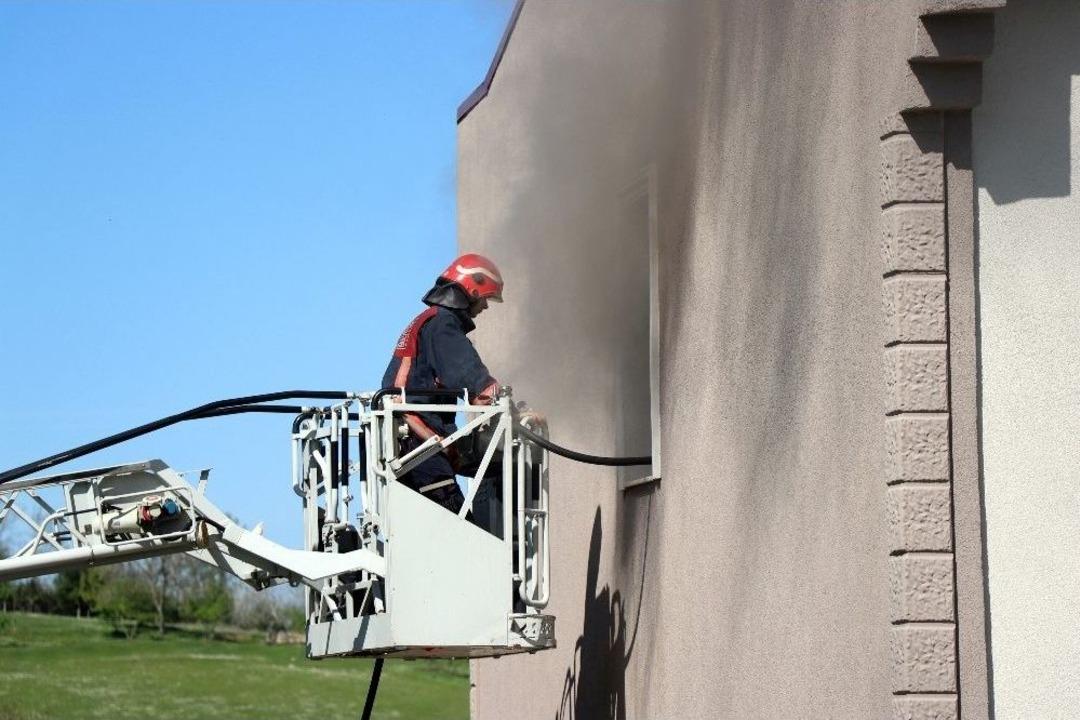 Apartmanda &Ccedil;ıkan Yangın Mahalleliyi Sokağa D&ouml;kt&uuml;