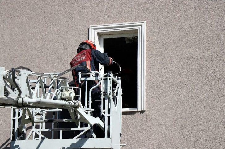 Apartmanda Çıkan Yangın Mahalleliyi Sokağa Döktü G2