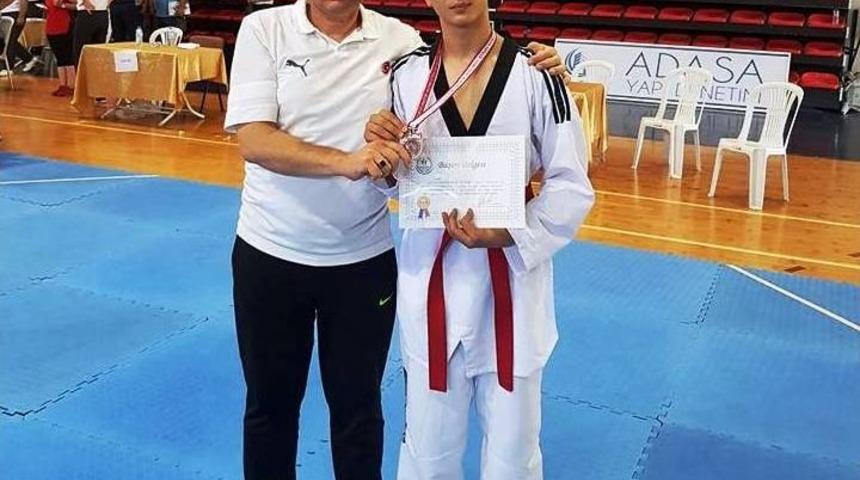 Osmaniyeli Tekvandocu T&uuml;rkiye &Uuml;&ccedil;&uuml;nc&uuml;s&uuml; Oldu