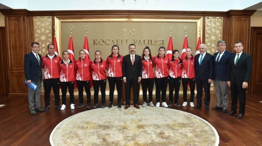 D&uuml;nya 2.&rsquo;si G&ouml;lc&uuml;kl&uuml; Kızlar &Ouml;d&uuml;llendirildi