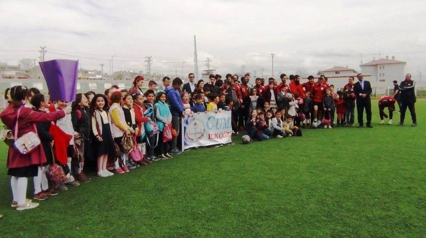 Otistik Ve Down Sendromlu &Ouml;ğrenciler Futbolcular İle Buluştu