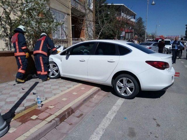 Direksiyon Başında Kalp Krizi Geçiren Sürücü 3 Araca Çarptı