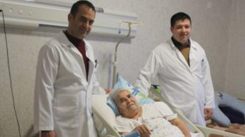 Boynu Kırılan Yaşlı Kadın, 5 Ay Sonra Y&uuml;r&uuml;d&uuml;