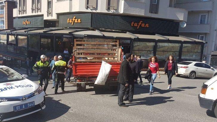 Freni Patlayan Kamyonet Kaldırımda Yürüyen Üniversite Öğrencisi Genç Kızın Ölümüne Neden Oldu G3