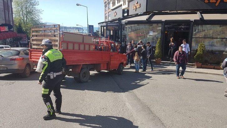 Freni Patlayan Kamyonet Kaldırımda Yürüyen Üniversite Öğrencisi Genç Kızın Ölümüne Neden Oldu G4