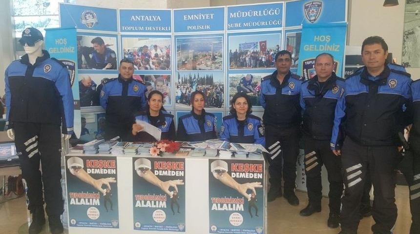 Polis Kitap Fuarında Vatandaşları Bilgilendirdi