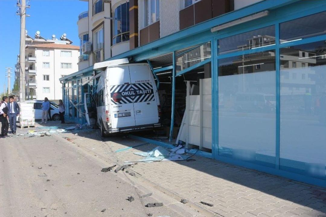 &Ouml;ğrenci Servisi Markete Daldı: 3 Yaralı