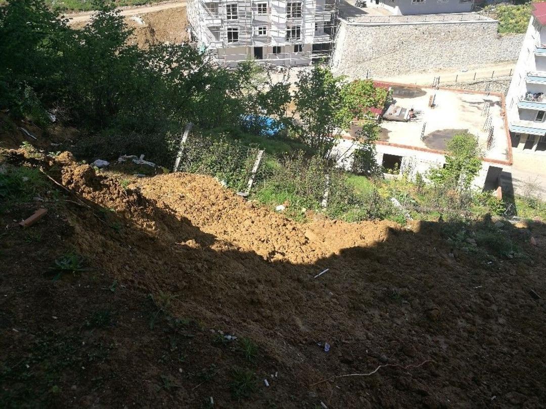 2 Aydır Oluşan Toprak Kayması Mahalle Sakinlerini Tedirgin Ediyor