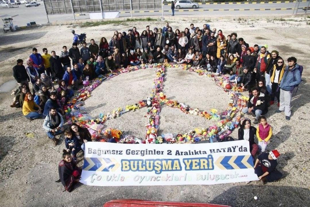 M&uuml;lteci Kampına Otostopla Oyuncak Taşıdılar