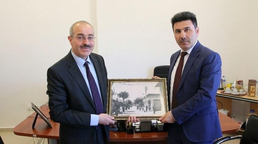 Rekt&ouml;r Karacoşkun &Ouml;ğretim &Uuml;yeliğine Atanan Akademisyenlerine Kutlama