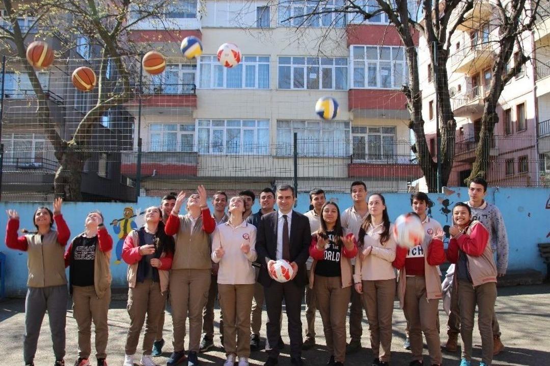 Ak&ccedil;akoca&rsquo;da Okullara Voleybol, Basketbol Ve Futbol Topu Dağıtıldı