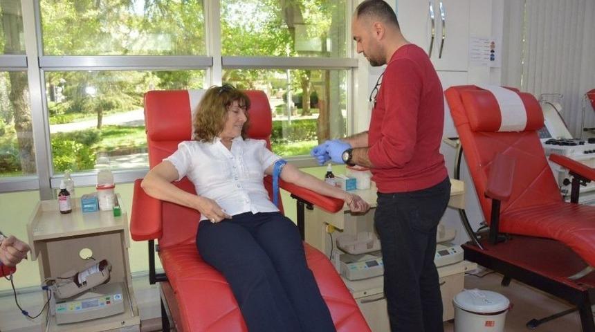 Chp&rsquo;nin Kan Bağışı Kampanyasına 3 Kişi Katıldı, 1 Kişi Kan Verdi