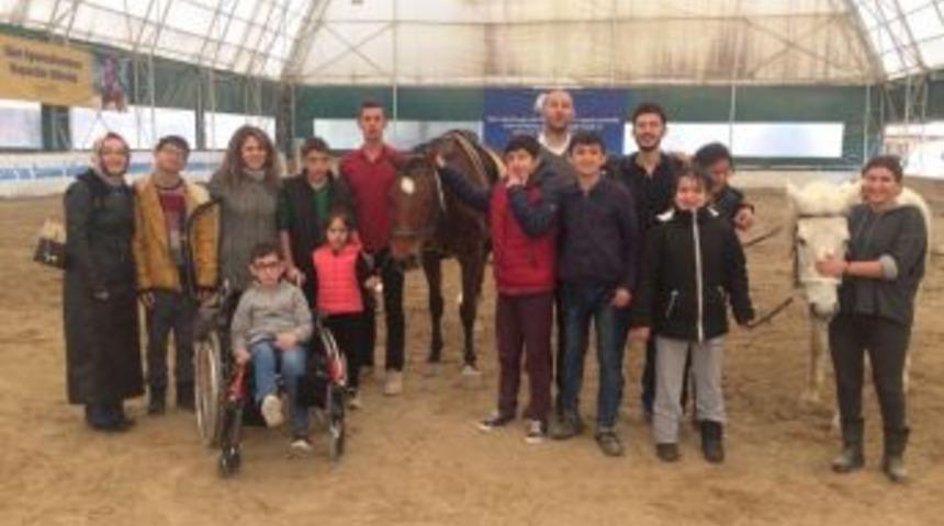 Otizmli &Ccedil;ocuklar Ata Bindi