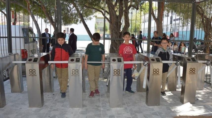 Okul Kapısına 70 Bin Tl&rsquo;lik Akıllı Turnike Sistemi