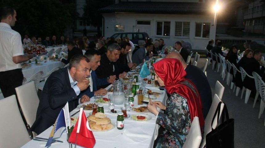 &Uuml;mraniye Belediyesi Saraybosna&rsquo;ya Kardeşlik Sofrası Kurdu