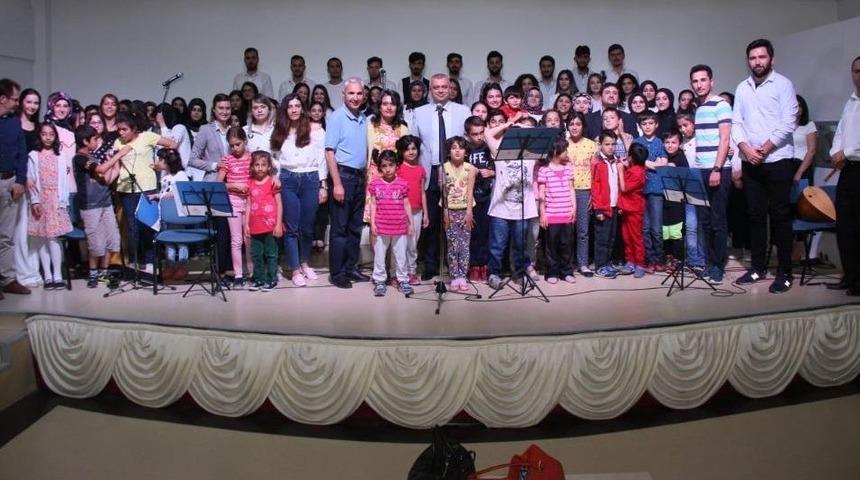 &Uuml;niversite &Ouml;ğrencilerinden Sevgi Evleri&rsquo;nde T&uuml;rk&uuml; Dinletisi