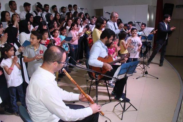 Üniversite Öğrencilerinden Sevgi Evleri’nde Türkü Dinletisi