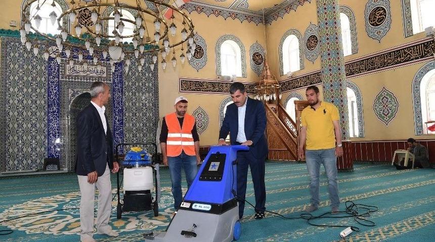 Camiler, Belediye Ekipleri Tarafından Temizleniyor