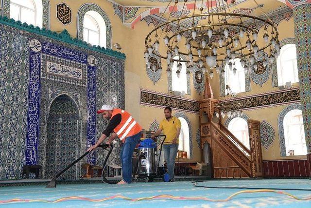 Camiler, Belediye Ekipleri Tarafından Temizleniyor