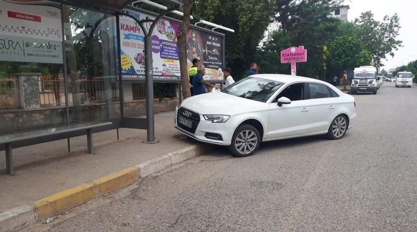 Ağaca &Ccedil;arpmasaydı Durakta Bekleyenler Ezilecekti