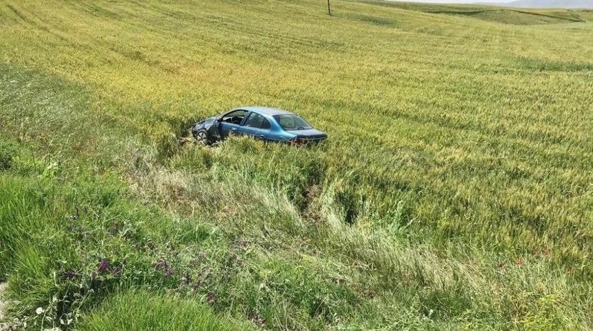 Takla Atan Otomobil Tarlaya U&ccedil;tu