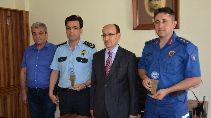 Nezarethanelerden Tam Not Alan Söke Emniyet Müdürü Ve Jandarma Komutanı’na Plaket