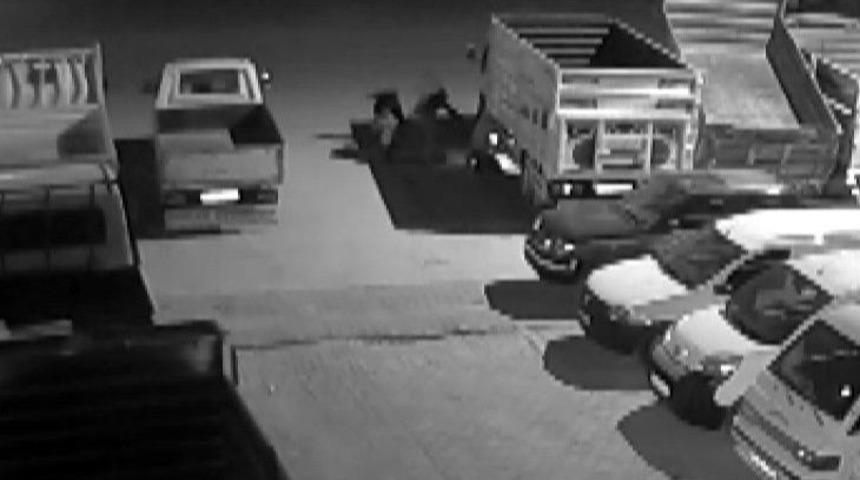 Motosikletli Ak&uuml; Hırsızları G&uuml;venlik Kamerasında