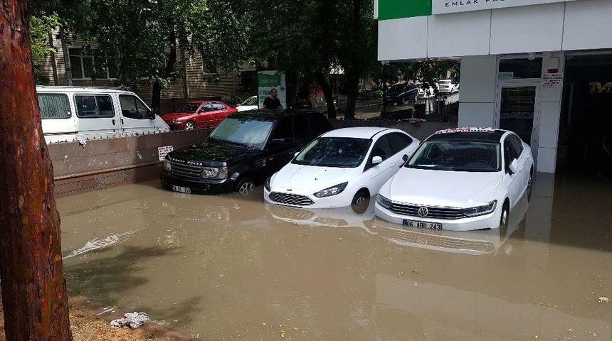 Başkent’te Sağanak Yağış Ve Dolu Su Baskınlarına Neden Oldu
