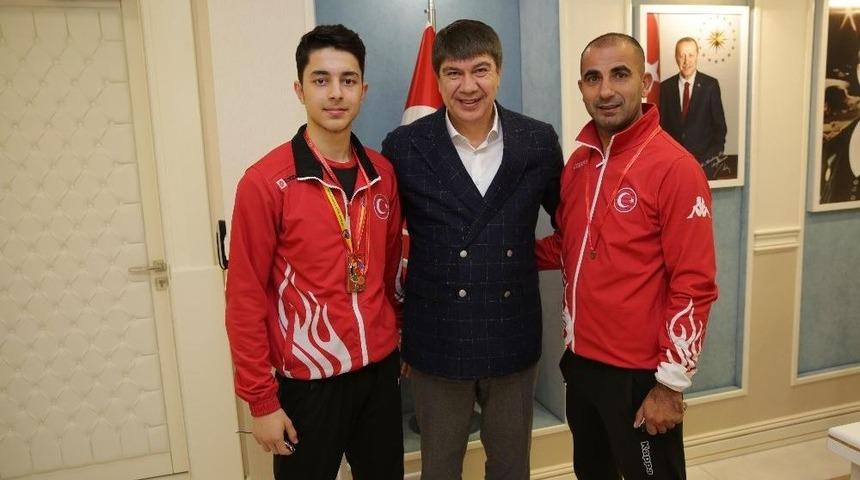 T&uuml;rel, Şampiyon Karateciyi Ağırladı