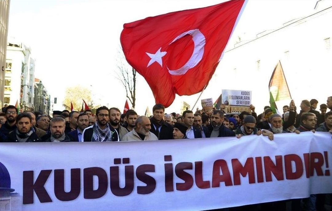 Fatih Camii&rsquo;nde Cuma Namazı &Ccedil;ıkışı &ldquo;kud&uuml;s&rdquo; Protestosu