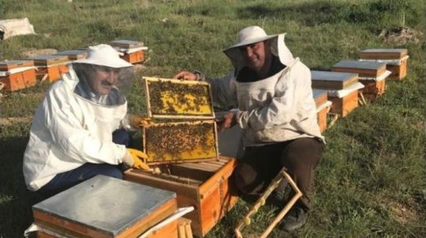 Vantb Y&ouml;netim Kurulu Başkanı S&uuml;er, İpekyolu Bal &Uuml;reticileri Başkanı &Ouml;cal&rsquo;ı Ziyaret Etti