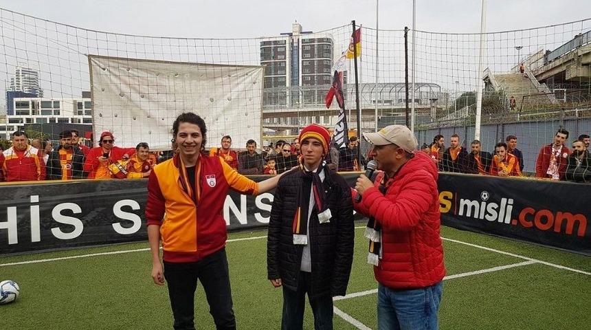 &ldquo;kitaplar Yakılmasın, Okunsun&rdquo; Diyen Murat S&ouml;k&uuml;k Galatasaray-trabzon Ma&ccedil;ını Trib&uuml;nden İzledi