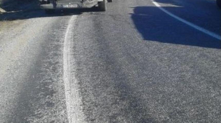 Tır Karşı Şeride Ge&ccedil;ip Otomobile &Ccedil;arptı: 1 &Ouml;l&uuml;