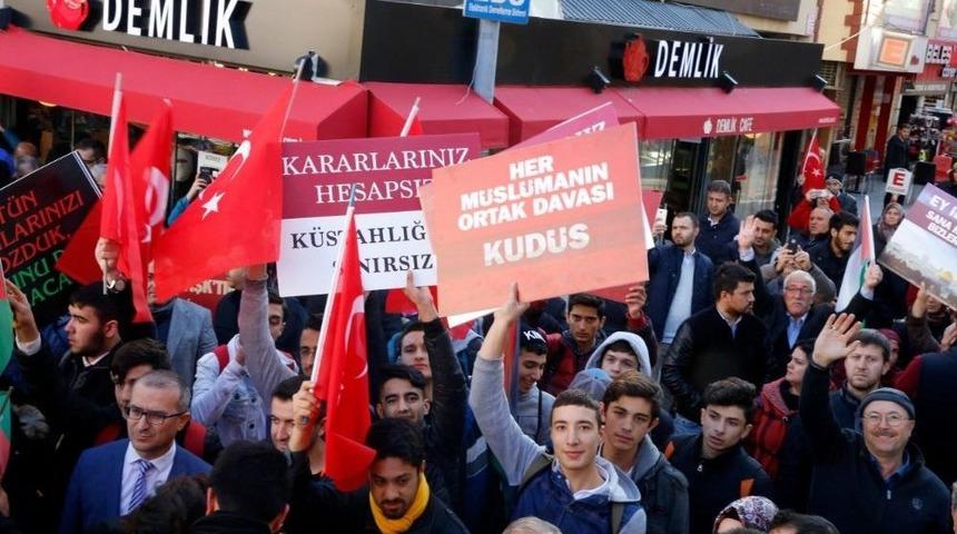 K&uuml;&ccedil;&uuml;k&ccedil;ekmece&rsquo;de Binler, Kud&uuml;s İ&ccedil;in Tek Y&uuml;rek Oldu