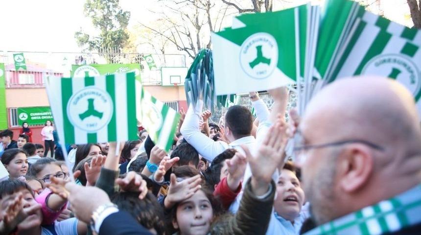 &Ouml;ğrenciler Giresunsporlu Futbolcu Ve Y&ouml;neticilerden İmza Almak İ&ccedil;in Bir Biriyle Yarıştı.