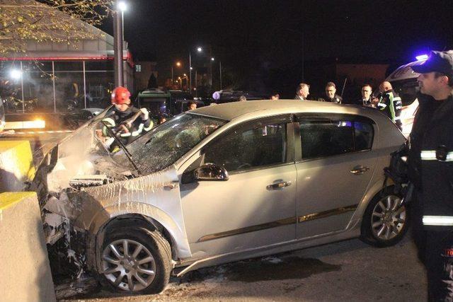 Yol Yapım Çalışmalarını Geç Fark Eden Sürücü Kaza Yaptı: 2 Yaralı