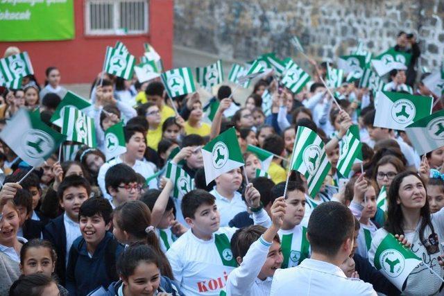 Öğrenciler Giresunsporlu Futbolcu Ve Yöneticilerden İmza Almak İçin Bir Biriyle Yarıştı.