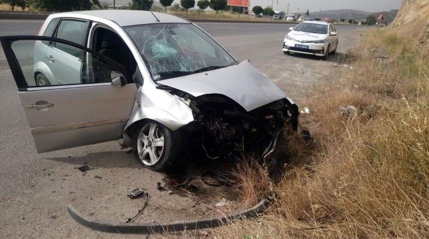 Kontrolden &Ccedil;ıkan Otomobil Kayalıklara &Ccedil;arptı: 2 Yaralı