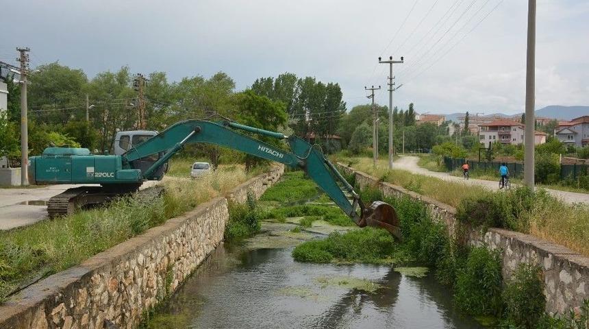 B&uuml;y&uuml;k Menderes Nehrinde Temizlik &Ccedil;alışmaları