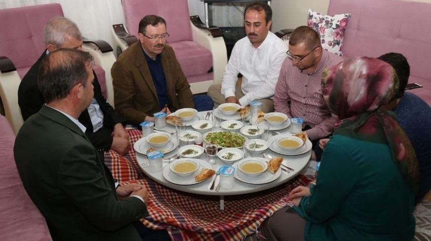 Ko-mek Hurması, G&ouml;n&uuml;llere Taht Kurdu