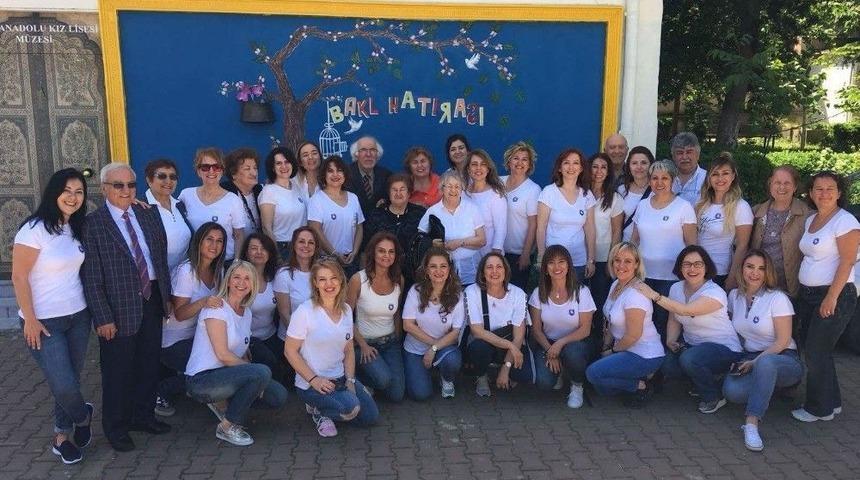 30 Yıl Sonra Bir Araya Gelen Mezunlar, Öğretmenleriyle Birlikte Klip Çekti