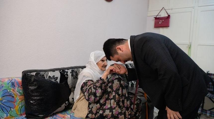 102 Yaşındaki Nuriye Teyzeye Tekerlekli Sandalye