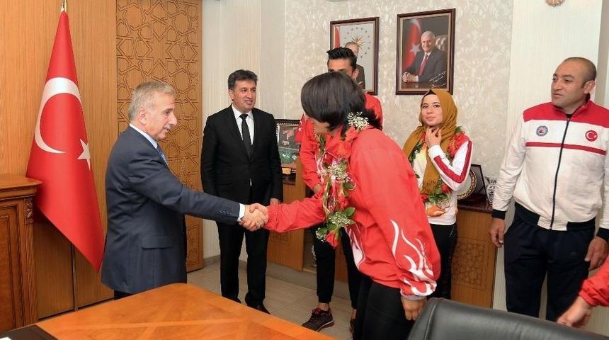 Vali Kamçı Başarılı Sporcuları Kabul Etti
