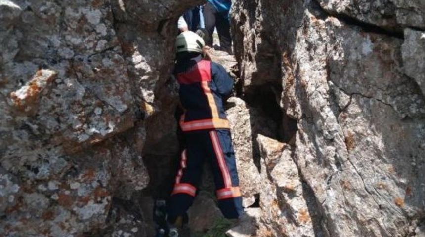 Mersin&rsquo;de Kayaların Arasında Sıkışan Kızı İtfaiye Kurtardı