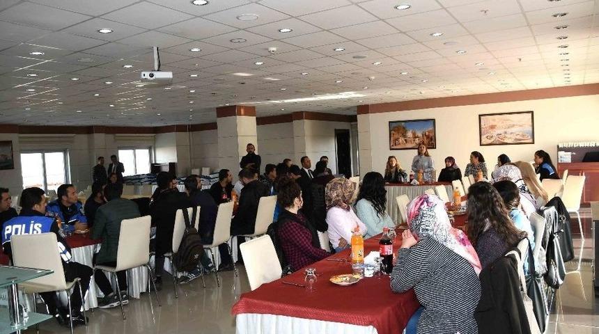 &Ouml;ğrenciler Ve Polisler Tanıştı