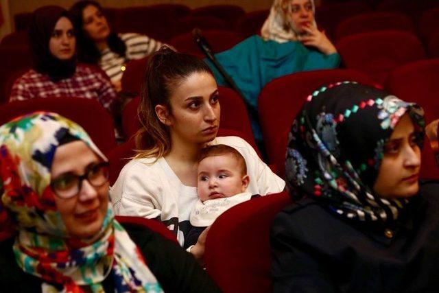 Bebek Uyku Danışmanı Sinem Akınal: “çocuğu Sallayarak Uyutmak Bayıltmak Anlamına Gelir”