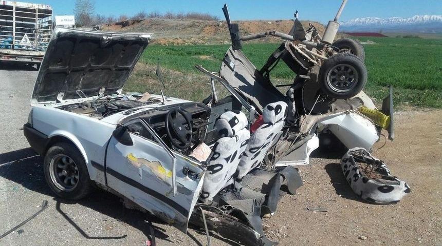 İkiye Ayrılan Otomobilden Sağ &Ccedil;ıktılar